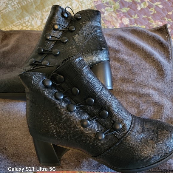 Boots - Picture 1 of 4